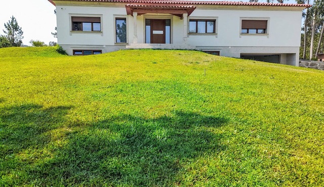 Stunning private villa for 6 people with WIFI, private pool, TV, patio and panoramic view in Freiria