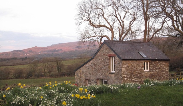 Stunning sea and mountain views near Cwm yr Eglws. Perfect for a winter break in newport