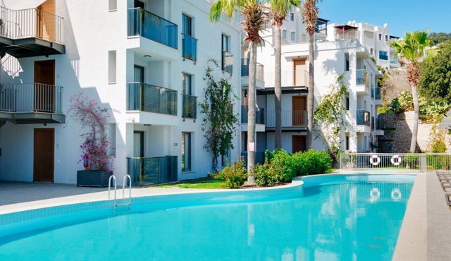Stylish Flat w Pool n Balcony 5 min to Beach in Bodrum