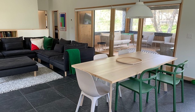 Summer fun in a modern home near the lake, restaurants, and exciting activities! in Williams Bay