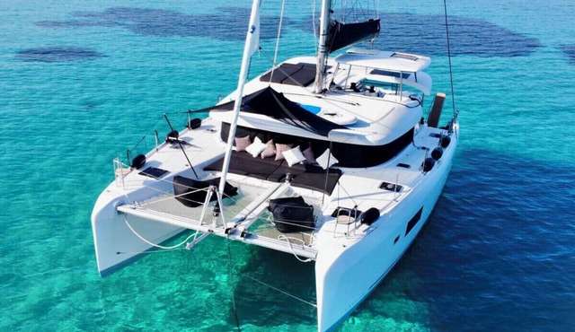 Sun-Kissed Sailing Adventure in the Stunning Islas Cícladas in Paros