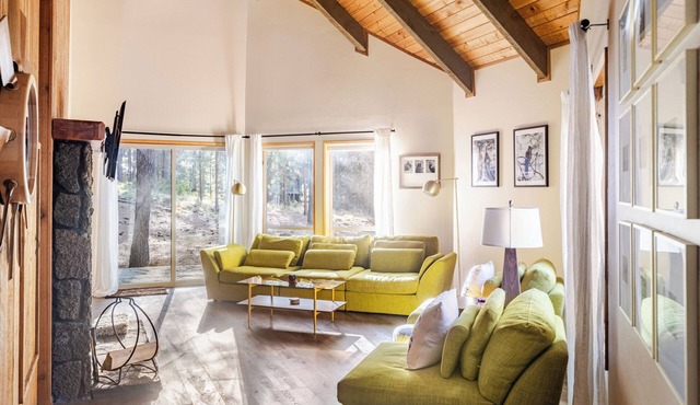 Sunriver Chalet Minimalist Design Fireplace Sleeps 6 in Sunriver