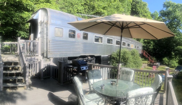 Surprisingly spacious Historic Railcar on Beautiful Skaneateles Lake in Homer