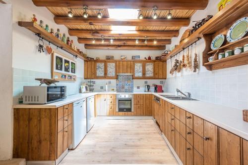 The Carob Tree Villa - Rustic Luxury Home With Access To Pool And Restaurant in Larnaca