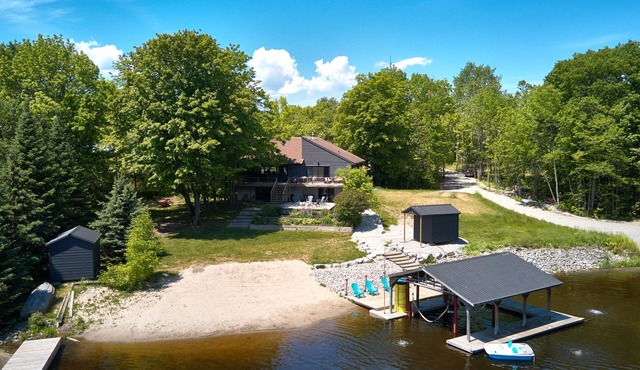 The Lake House! Private 3.6 Acres Family Retreat! in Port Severn