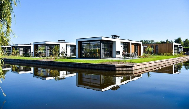 These luxurious, nice, and detached vacation villas for 6 people have a unique view of the water. The luxurious villas offer a lot of privacy, a high standard of comfort, and have a spacious, hardwood outdoor deck. All ingredients to enjoy an amazing in Loosdrecht