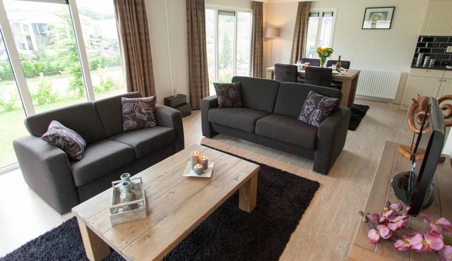 This comfortable home offers an ideal mix of peace, comfort and coziness, set in the characteristic polder landscape of North Holland. Here you can enjoy relaxed days together, surrounded by nature and wide open spaces. in West-Graftdijk