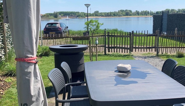 Tiny House Holland by the lake. A quiet, comfortable break on the beach by the water. in Lathum