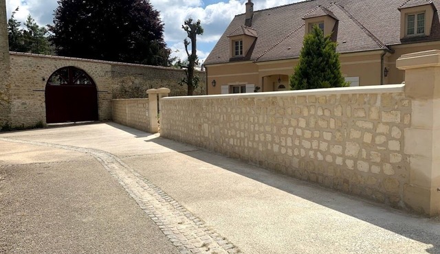Totally independent studio on the second floor of the house in senlis