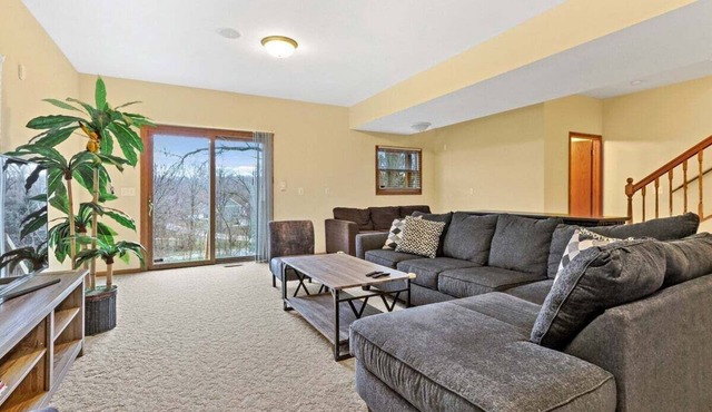 Twin Lakes Dog Friendly Home |Wooded Backyard |Balcony |Short Drive to Alpine & Wilmot Ski Resorts in Twin Lakes