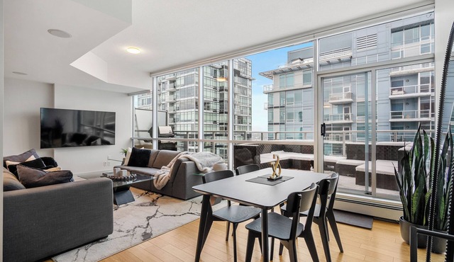 Two Story Penthouse 2BR w AC Stampede & BMO in Calgary