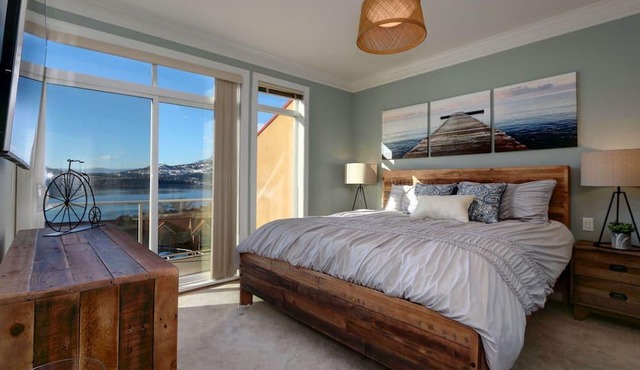Unobstructed Lakeview/ Top Floor with Loft/ Sleeps 8 in Kelowna