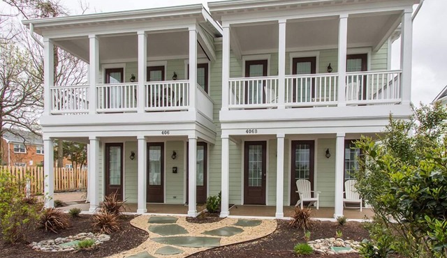 Updated 2BR pet-friendly townhouse near beach, boardwalk, dining, and parking. in Virginia Beach