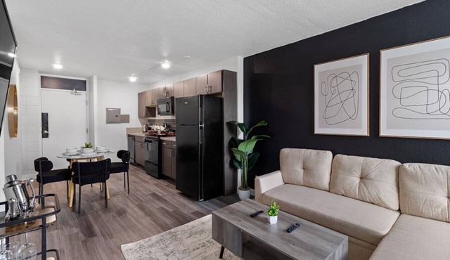 Upscale 2 Bed Suite — Mins to Downtown Cincinnati! in Cincinnati