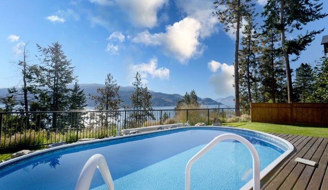 Vacation for Families with Stunning View & Pool in Peachland