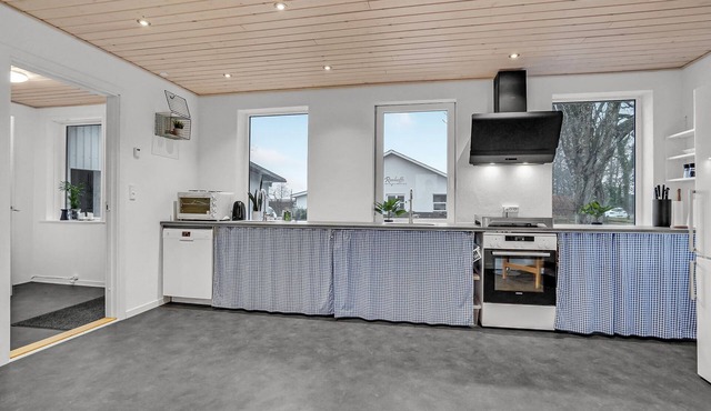 Vacation rooms in a shared house with a large garden and play facilities. in Billund
