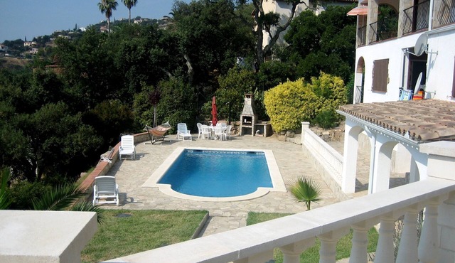 Very pleasant villa on a hill, calm, with seesight, garden and private swimming in Calonge