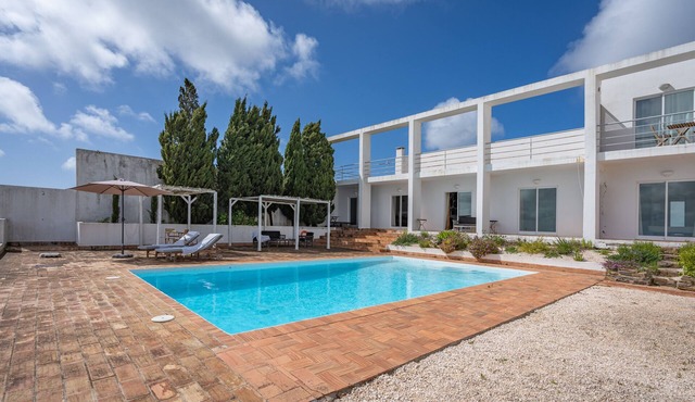 Villa 'Alto Da Lua' with sea view, shared pool and Wi-Fi access in Bordeira