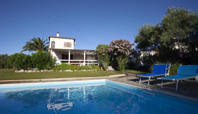 Villa Paolina, private pool, large shady patio, bbq in Calasetta