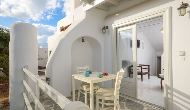 Villa Selvarion, Private Furnished Terrace, Shared Pool, Naxos in Naxos