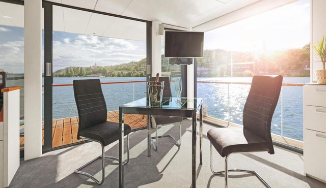 VIPliving Houseboat in Prague