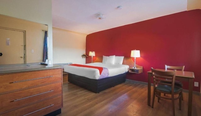 Visit Loghurst Museum with Pet Access and a Quiet Hotel Room in North Lima