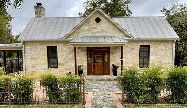 Walk 2 blocks to Historic Downtown FBG. Heritage German Style 3 Bedroom Home. in Fredericksburg