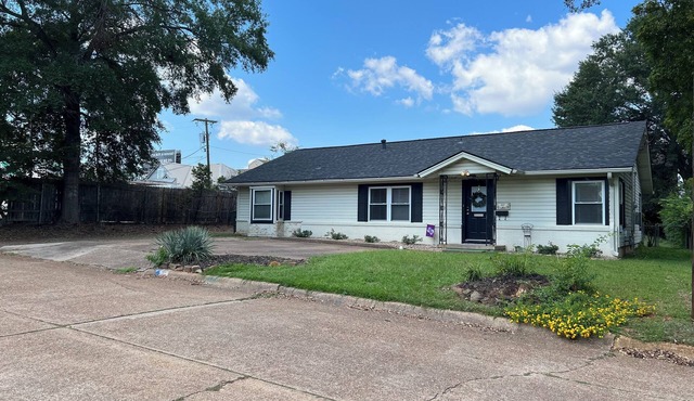 Walk to SFA, Centrally located 3 bedroom in historic Pecan Street Neighborhood in Nacogdoches