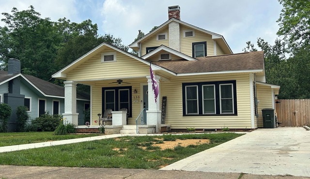 Walkabout on Walker-steps to the brick streets-pet friendly-2 story 3-bed house in Nacogdoches