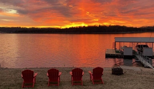 Waterfront, Easy Slope Lake Access, Dog Friendly, HOT TUB, lots of activities in Rogers