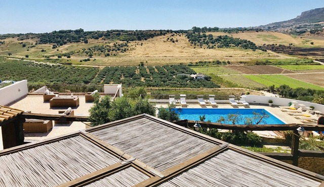 West Cottage in villa with pool, jacuzzi and sea view in Sciacca