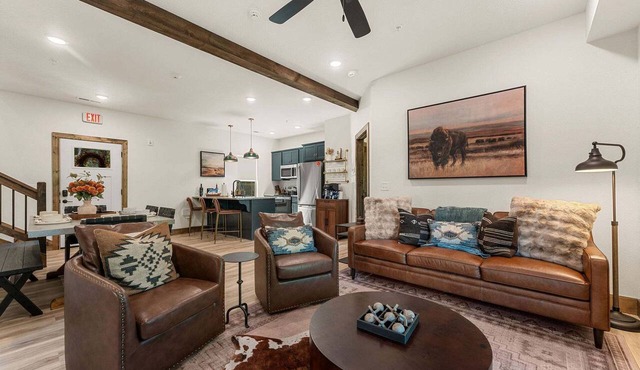 Yellowstone Cabin w Arcades_Air Hockey_Pvt Hot Tub_Great Community Amenities in Hollister