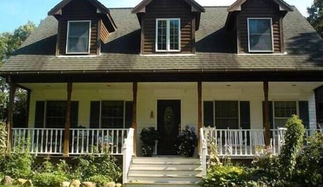 Your Summer Home - Close to Beach, Shops, Cafes, & Ferry! 50+ ⭐️⭐️⭐️⭐️⭐️ Reviews in Vineyard Haven