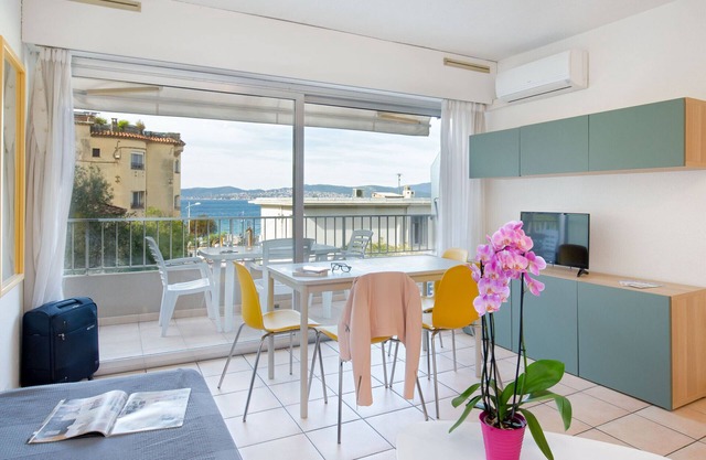 Air-conditioned studio for 2, near beach and shops, WiFi in Saint-Raphaël