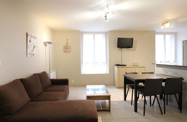Charming 2-Bedroom Apartment, 50m from Thermal Baths, Sleeps 6, Modern Amenities, Special Rates in Mont-Dore