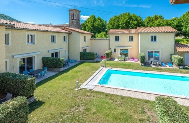 Comfortable villa with shared pool on a private domain in Gagnières