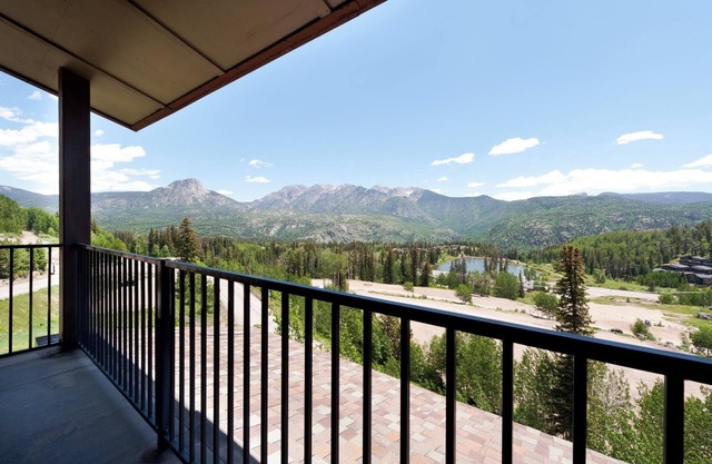 Luxury Condo by Main Plaza - Walk to Slopes - Deck with Amazing Views in Durango