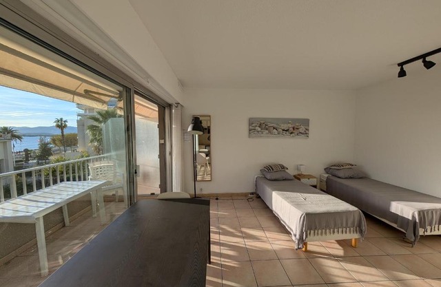 Studio Proche Plage et Commerces - Climatisé, Parking, Wi-Fi - FR-1-466A-12 in Saint-Raphaël