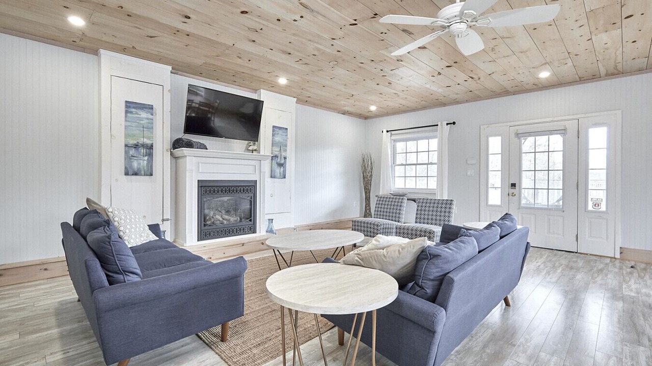 Photo of Livingroom in Honey Harbour