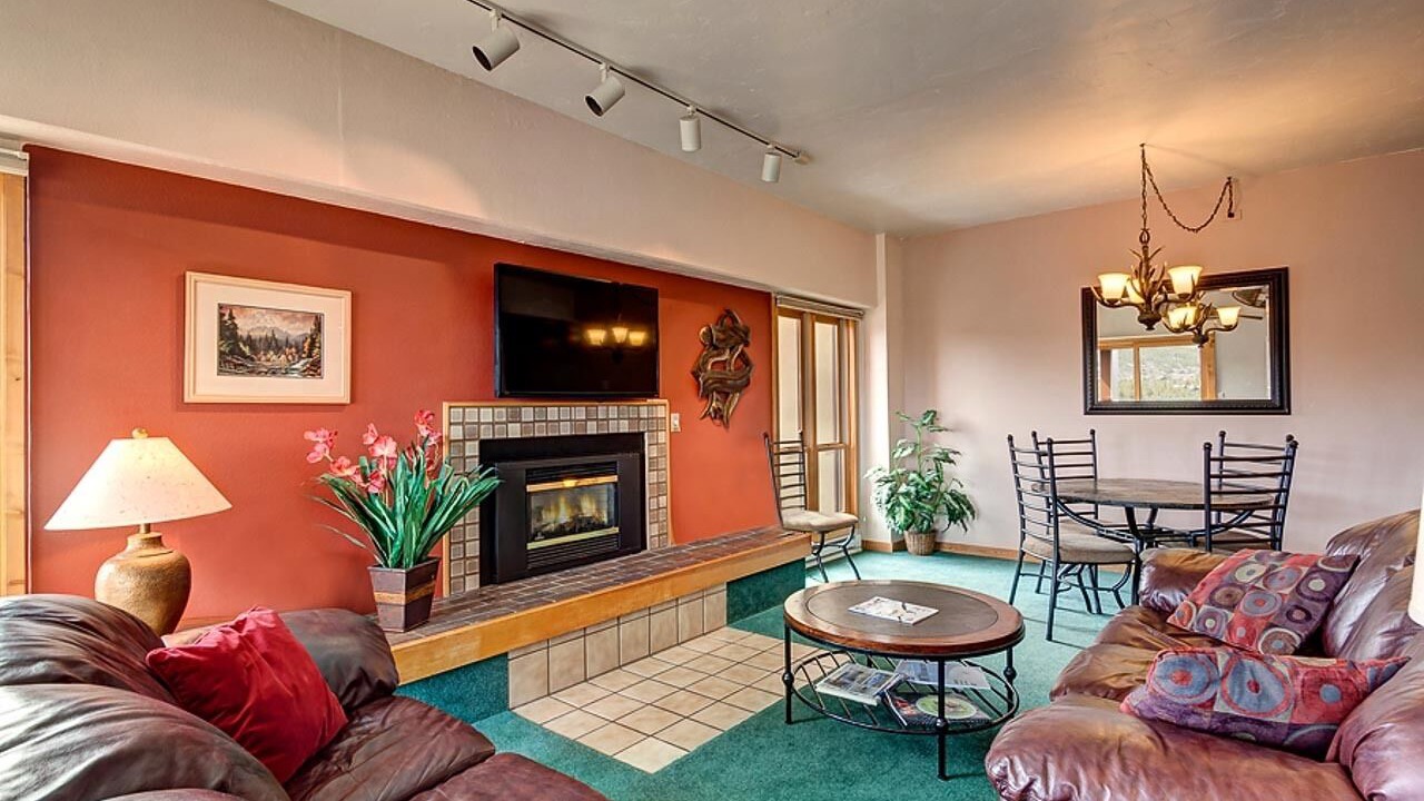 Photo of Livingroom in Peak 9