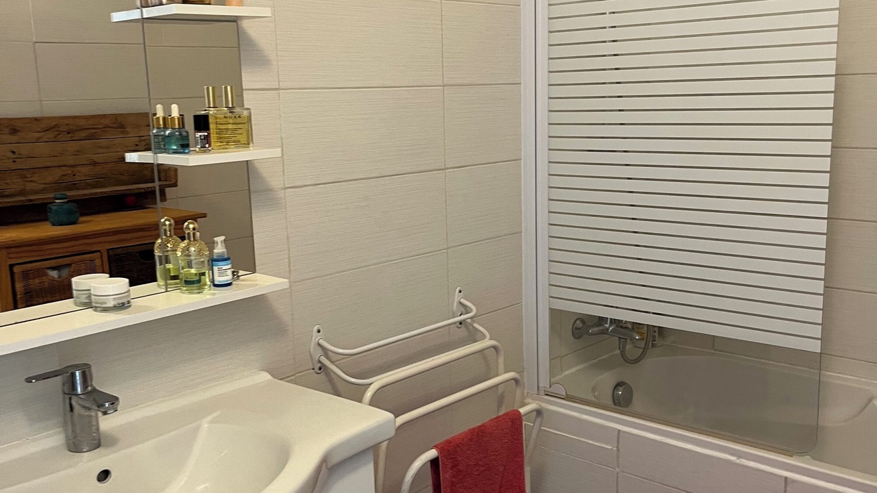 Photo of Bathroom in Hyeres City Centre