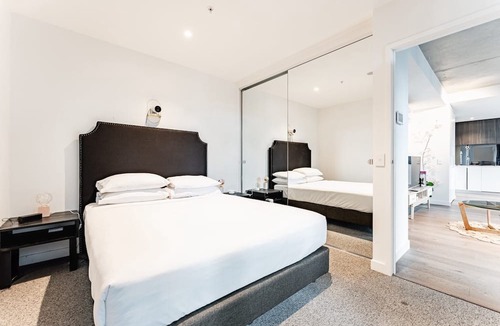 Southbank Apartment | Stylish Southbank 1-bedroom with pool and Gym