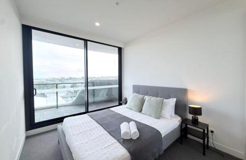 Clayton Apartment | Modern M City Resort Suite 2BR w Balcony Parking M2808