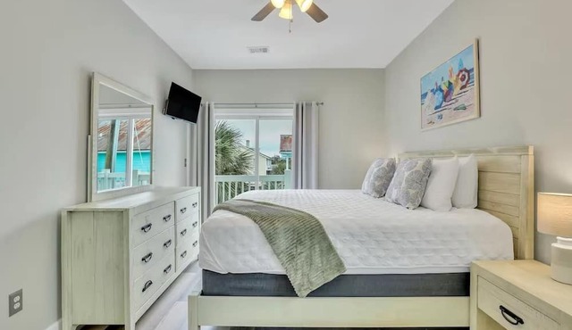 Lovely Tybee Condo Close to Beach in Tybee Island