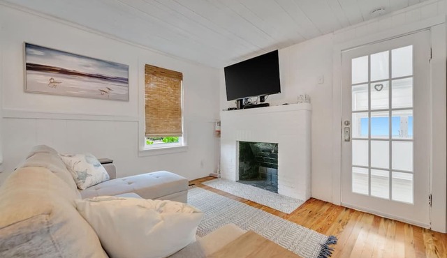 Walk to Sand in 2 Mins Beach Home w Patio Grill in Treasure Island