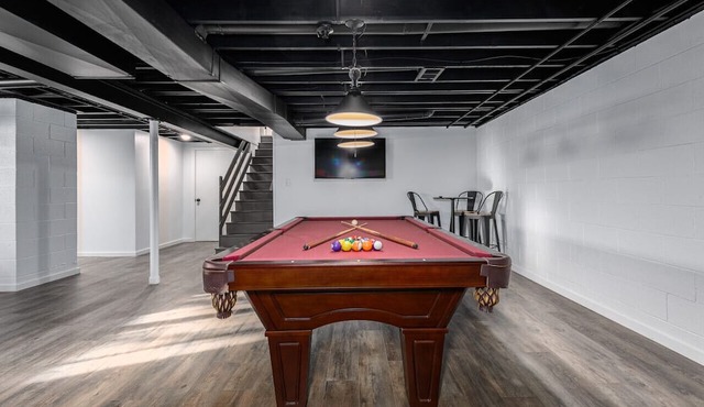 20 min to Sight& Sound*game room*patio*hot tub in Gordonville