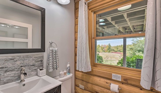 Cozy Wisconsin Studio, 11 Mi to Lake Geneva! in Burlington
