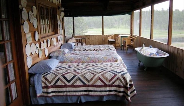 The Hynes Cabin – A Spacious Renovated 1925 Classic with Stunning Views in Hill City