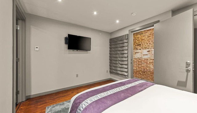 Poolside Condo w Hot Tubs, Grill Near French Qtr, Great for Families & Groups in New Orleans