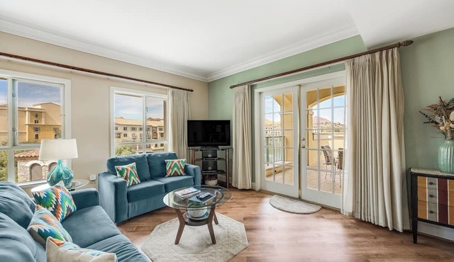 Panoramic Lake View Penthouse, Large Covered Deck, Steps to the Lake, Grocery in Henderson